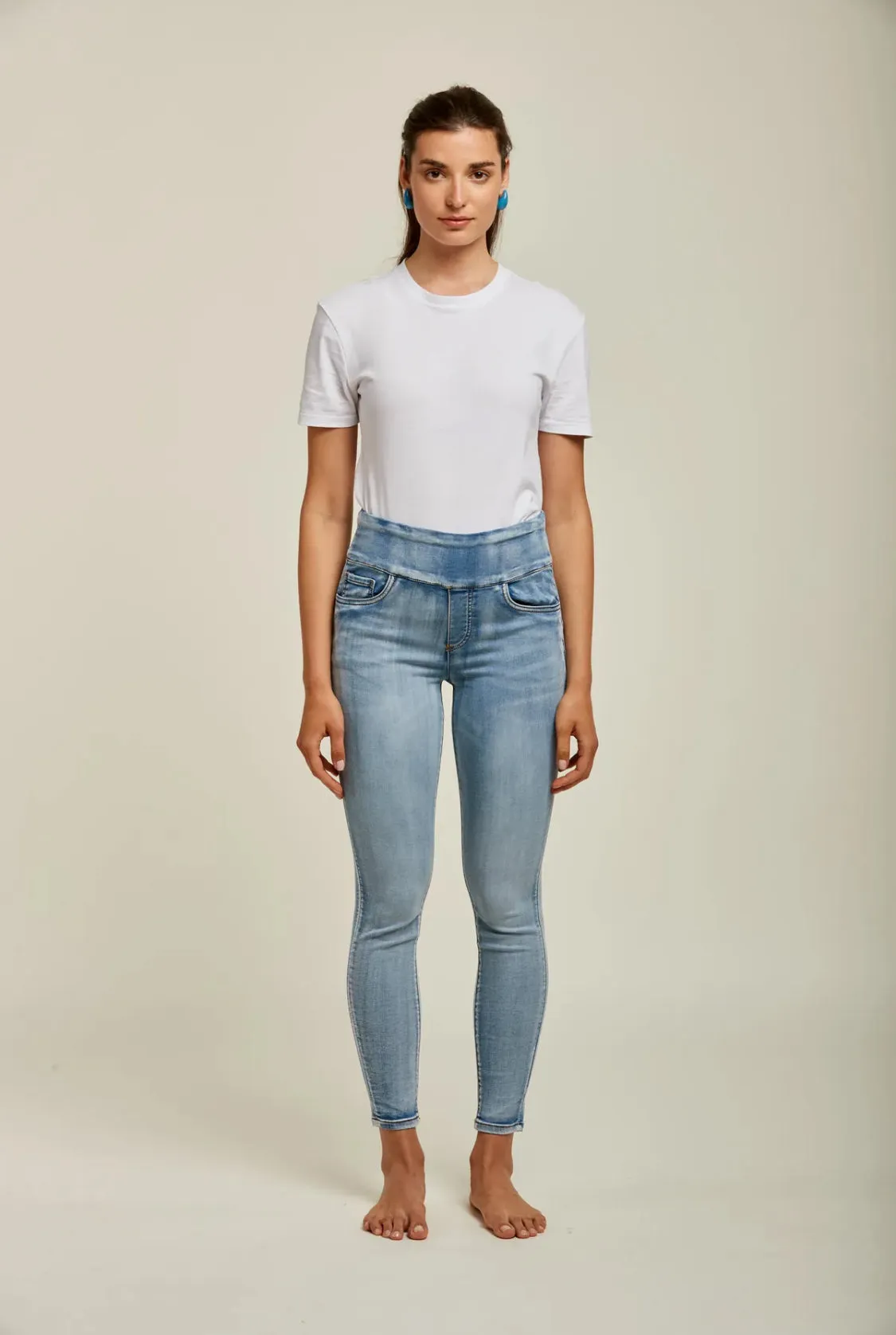 Lisa - Light Wash Stretch Jeans