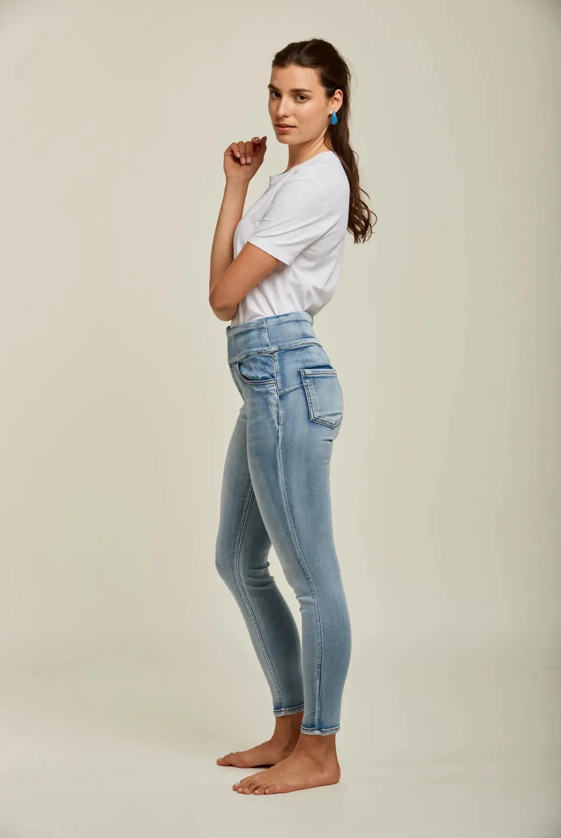 Lisa - Light Wash Stretch Jeans