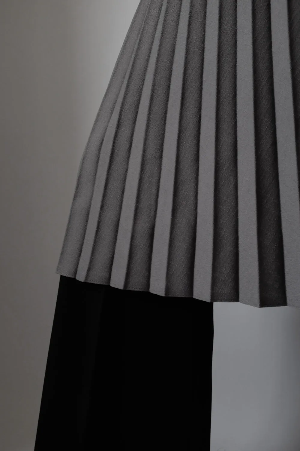 PLEATED GREY MIDI VINTAGE SKIRT