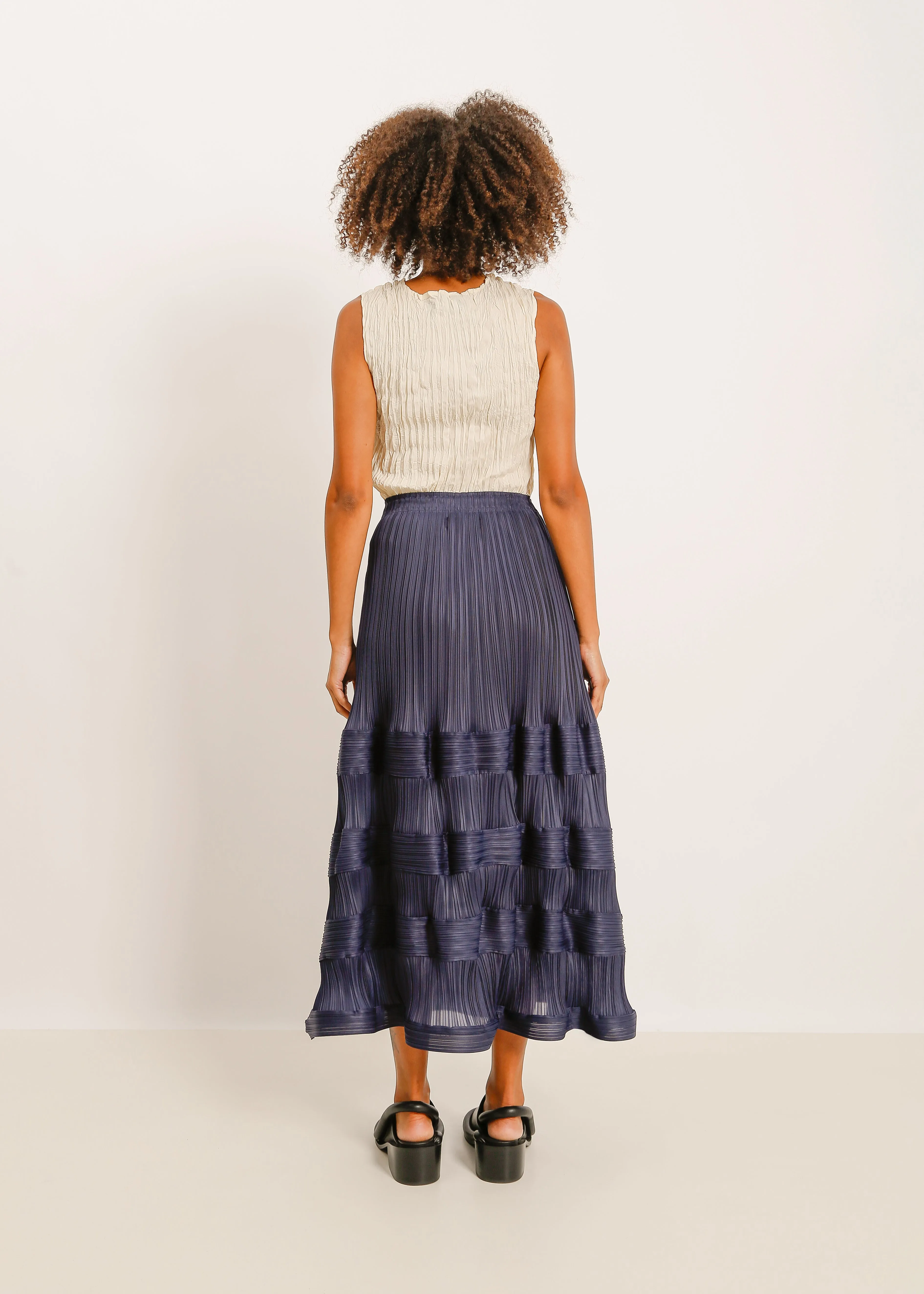 W24 | AMORY PLEAT SKIRT / NAVY