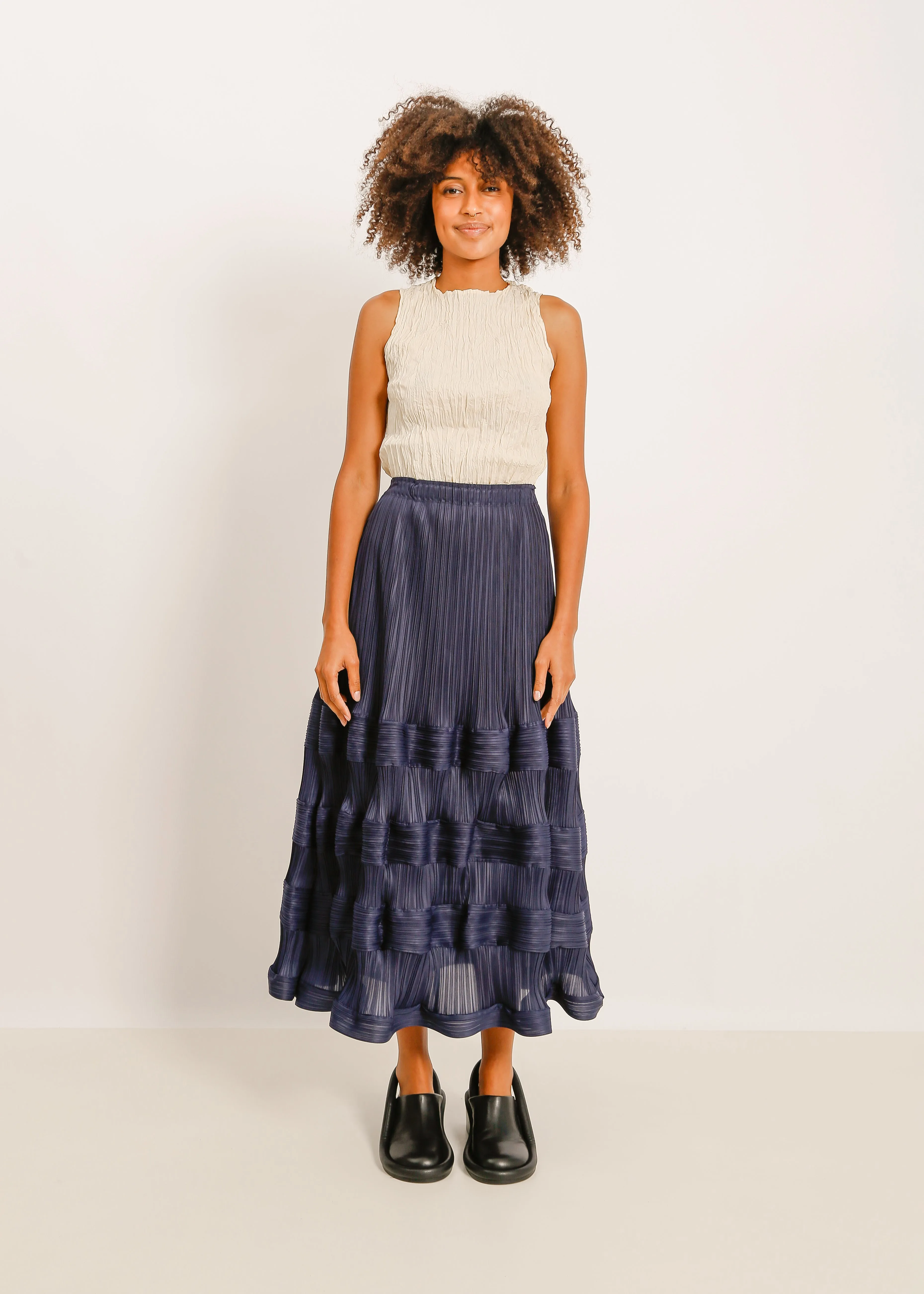 W24 | AMORY PLEAT SKIRT / NAVY