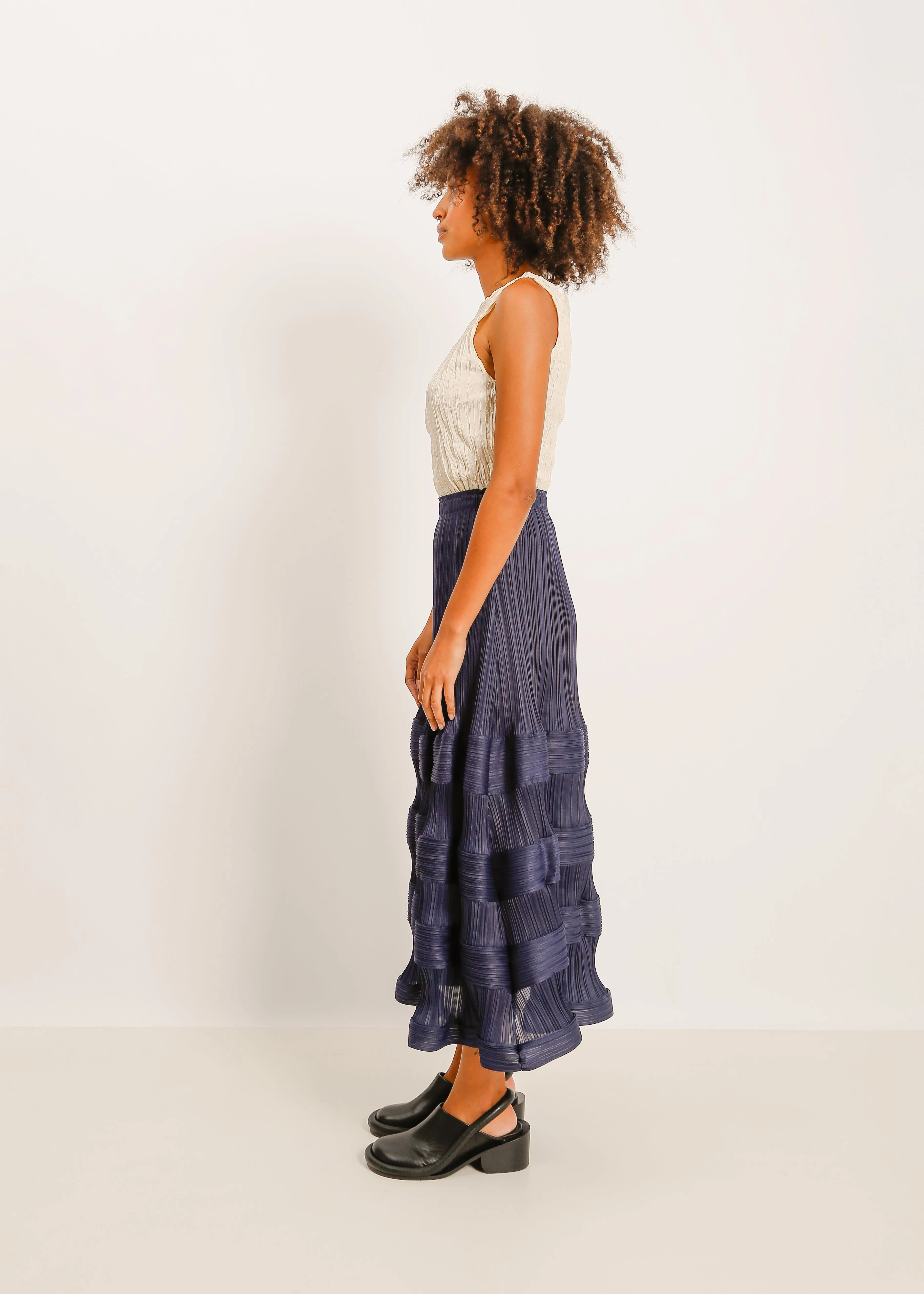 W24 | AMORY PLEAT SKIRT / NAVY