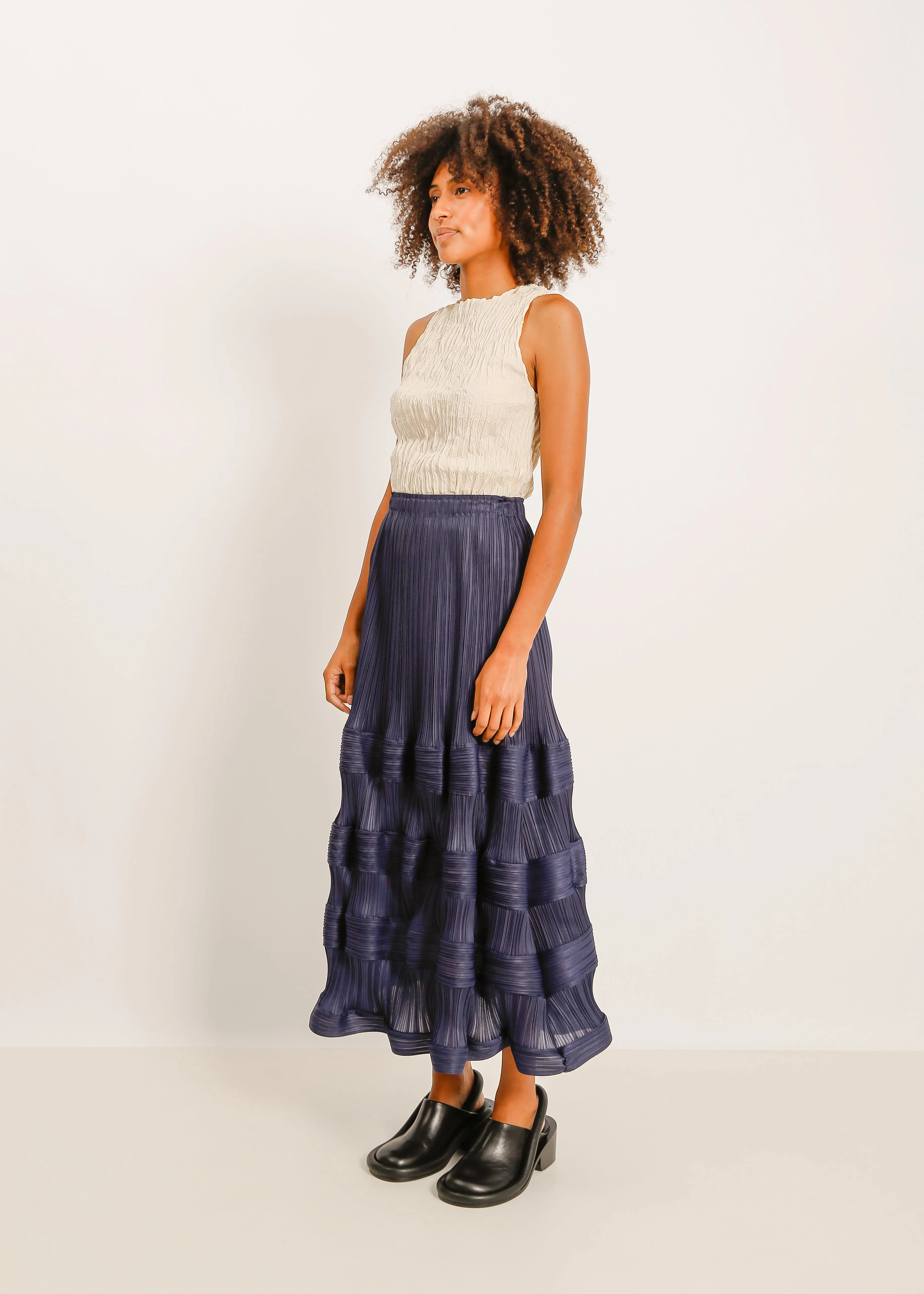 W24 | AMORY PLEAT SKIRT / NAVY